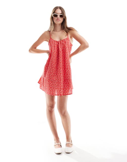 Wednesday's Girl – Kurzes, gesmoktes Trägerkleid in Rot mit Blümchenmuster