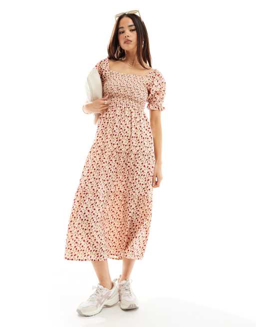 Wednesday's Girl - Lagdelt midikjole med flæser og roseprint i lyserød