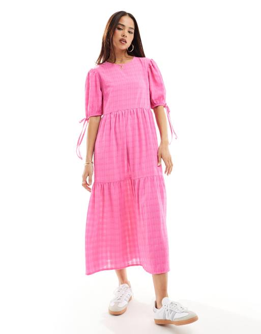 Wednesday's Girl - Lagdelt smock-midikjole med bindebånd på ærmerne i pink