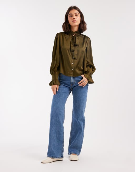 Wednesday's Girl – Langärmlige Bluse aus fließendem Stoff in Moosgrün mit Bindedetail, 2 von 4