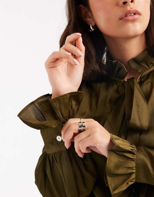 Wednesday's Girl – Langärmlige Bluse aus fließendem Stoff in Moosgrün mit Bindedetail, 3 von 4