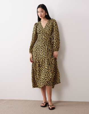 Wednesday's Girl - Langärmliges Midaxi-Wickelkleid in Gelb geblümt