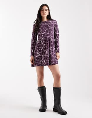 Wednesday's Girl - Langärmliges Minikleid in Pflaume mit verwischtem rosa Punktemuster