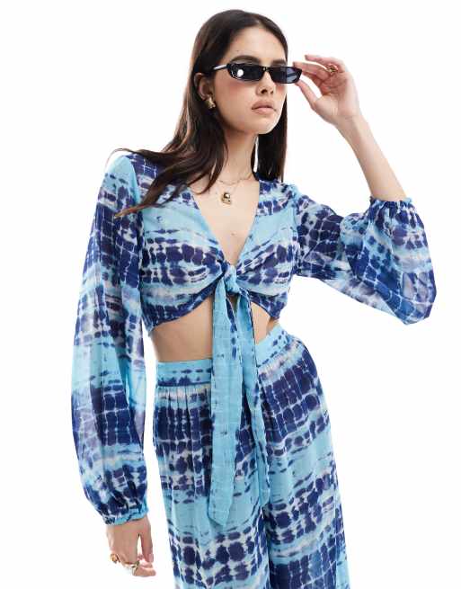 Wednesday's Girl – Langärmliges Strandoberteil in Blau mit Bindedetail und Batikmuster, Kombiteil 