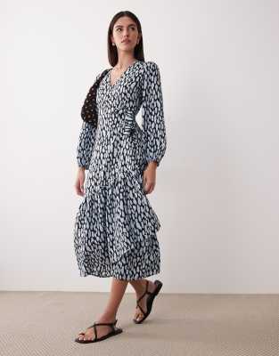 Langärmliges Wickelkleid in Blau mit verwischtem Punktemuster und Bindedetail Blau S