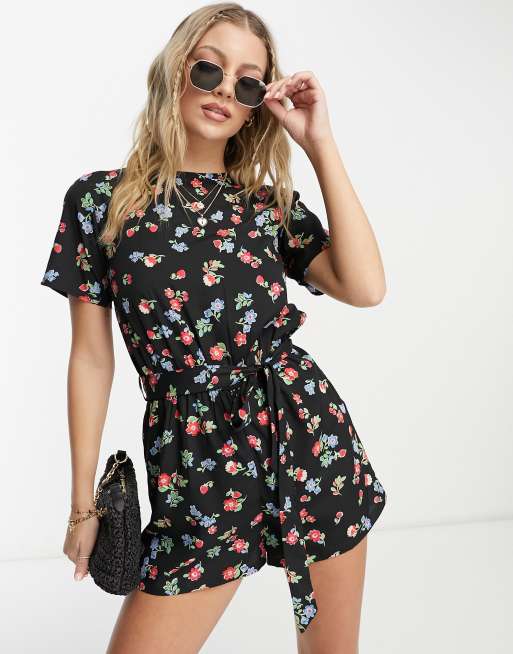 Wednesday's Girl – Locker geschnittener Playsuit in Schwarz mit Beerenmuster
