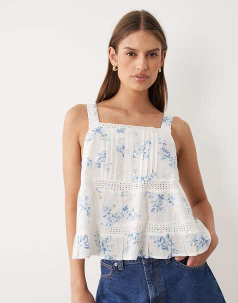 Wednesday's Girl - Luchtige aangerimpelde top van kant met stroken in babyblauwe bloemenprint - view 1