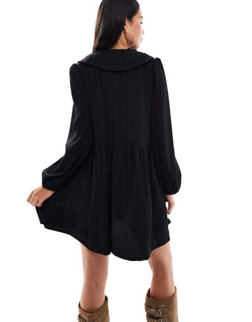 Wednesday's Girl – Luźna czarna sukienka mini z fakturowanym kołnierzykiem, 4 z 4