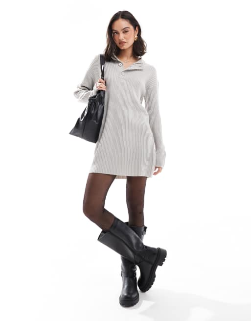 Wednesday's Girl - Lysegrå sweaterkjole i chunky ribstrik med ståkrave og knapdetalje