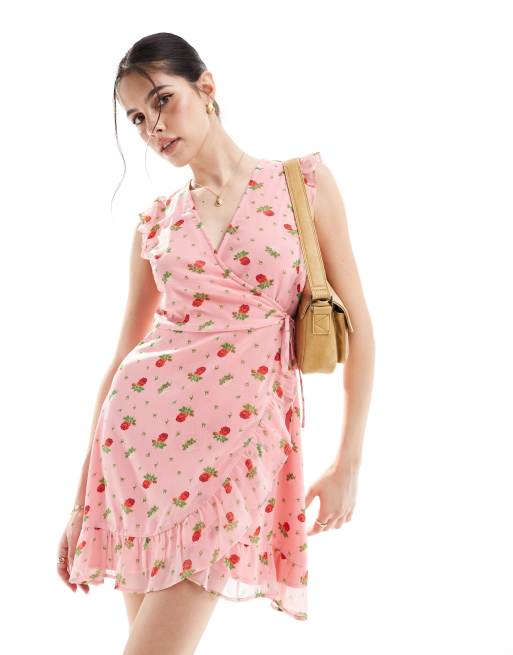Wednesday's Girl - Lyserød tea-kjole med slå-om-snit og flæser i blomstermønster