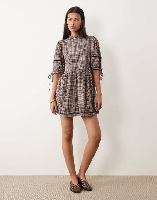 Wednesday's Girl - Lyserød ternet minikjole med smock og tekstur, 2 af 4