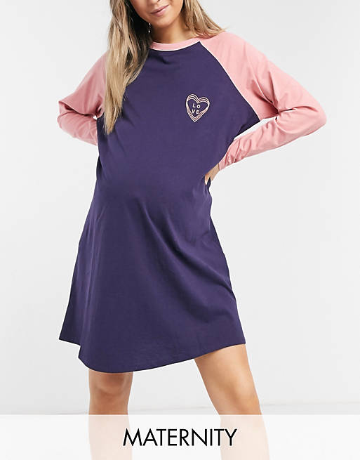 Wednesday's Girl – Mammakläder – Nattlinne i t-shirtmodell med lång raglanärm och broderat hjärta