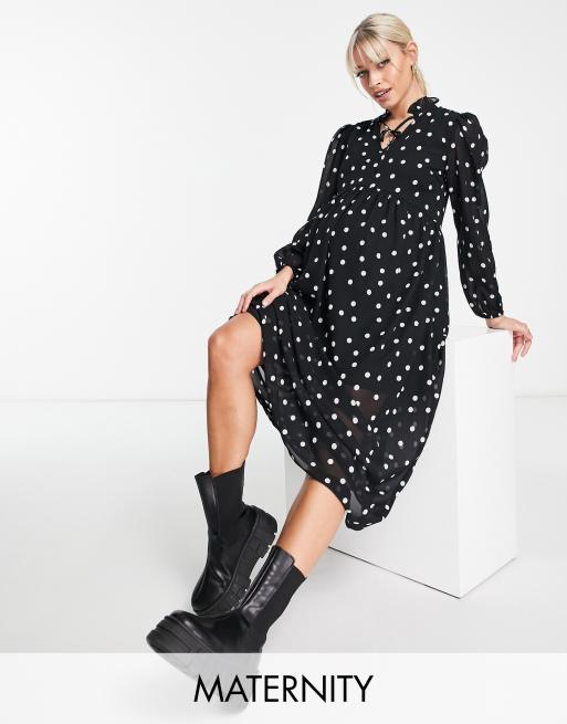 Wednesday's Girl Maternity – Gestuftes Midi-Hängerkleid in Schwarz mit Punktemuster