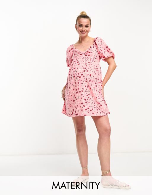 Wednesday's Girl Maternity – Różowa sukienka mini z bufkami w drobny kwiatowy wzór