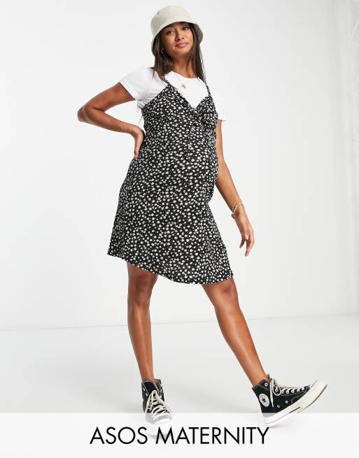 Wednesday's Girl Maternity - Sort 2-i-1-minikjole med cami-stropper og småblomstret print og tilhørende T-shirt i hvid