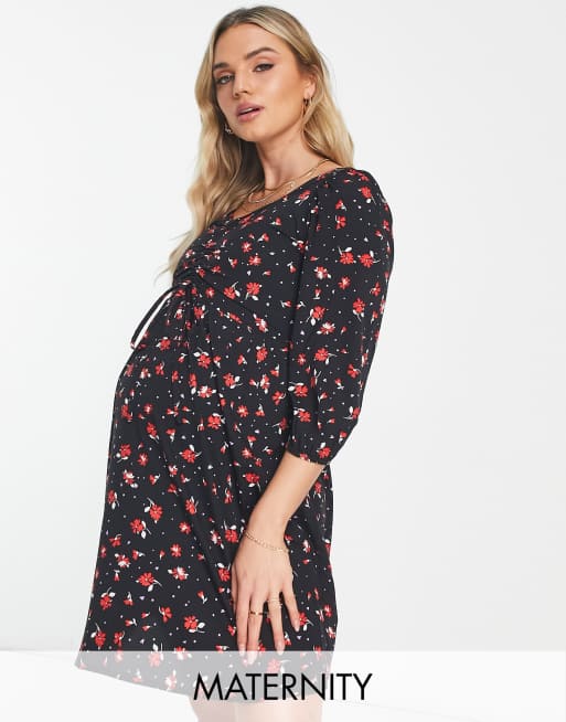 Wednesday's Girl Maternity - Sort minikjole med rynker ved brystet og rødt blomstermønster