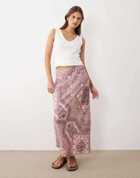 Wednesdays Girl - Midaxi-nederdel i satin med skråsnit og lyserødt paisley-print - view 1