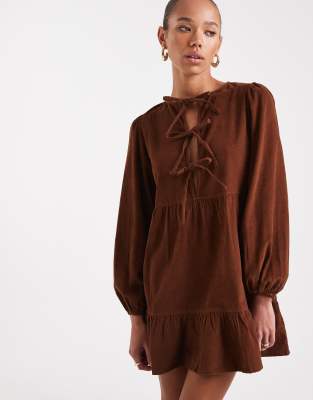 Wednesday's Girl - Mini-Hängerkleid aus Cord in Hellbraun mit Bindedetail