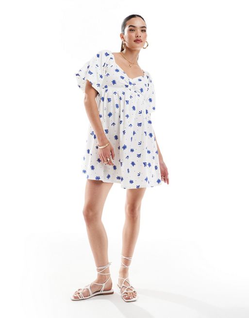 Wednesday's Girl – Mini-Hängerkleid in Weiß mit blauem Blumenprint und Puffärmeln