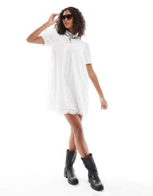 Wednesday's Girl - Mini-Hängerkleid in Weiß mit Lochstickerei-Rand