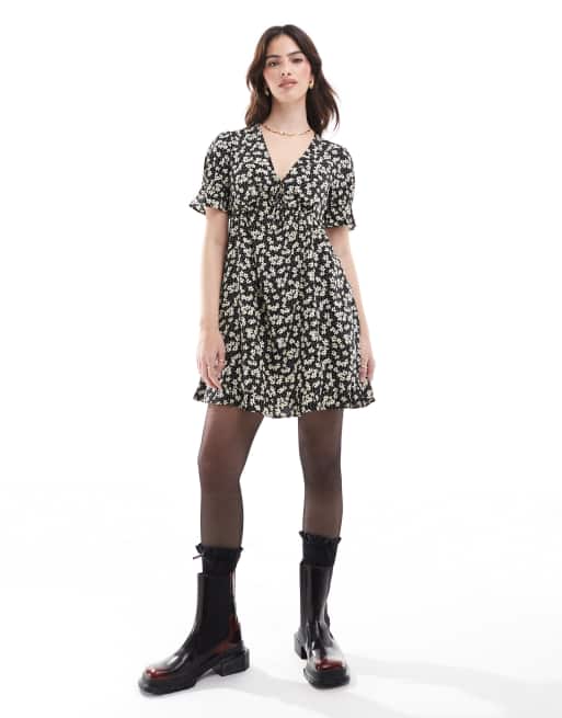Wednesday's Girl - Mini-jurk met fladdermouwen en bloemenprint in zwart en wit
