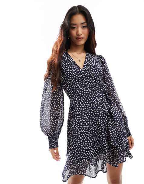Wednesday's Girl - Mini jurk met overslag, ruches en stippen in marineblauw - view 1