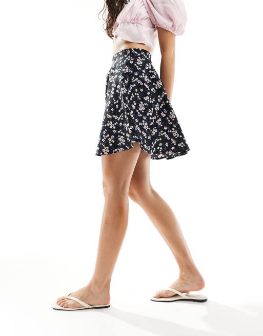Wednesday's Girl - Minigonna svolazzante nera con stampa a fiori