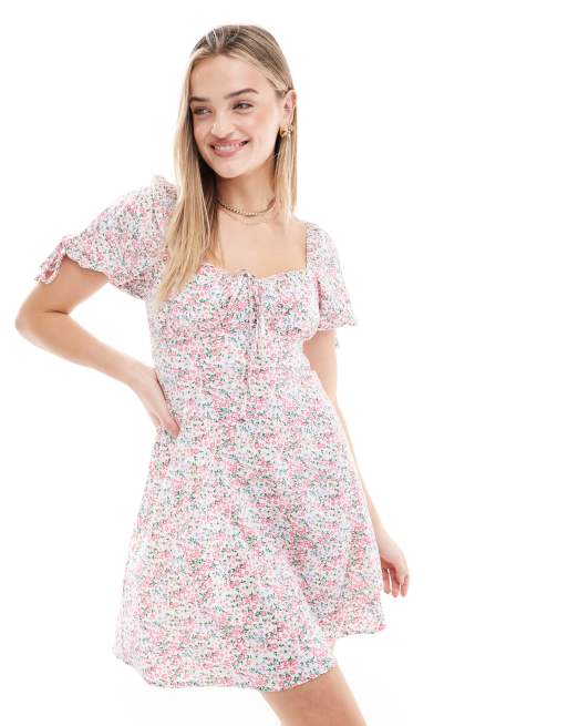 Wednesday's Girl - Minikjole i hvidt og lyserødt blomstermønster med vindedetalje