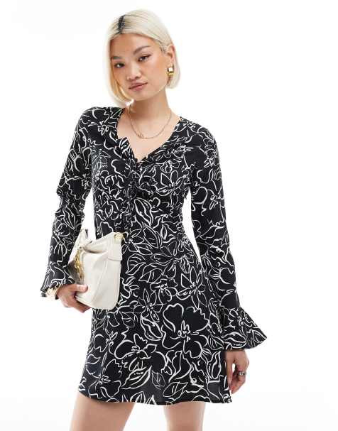 Wednesday's Girl – Minikleid in Schwarz mit abstraktem Blumenmuster und ausgestellten Ärmeln - view 1