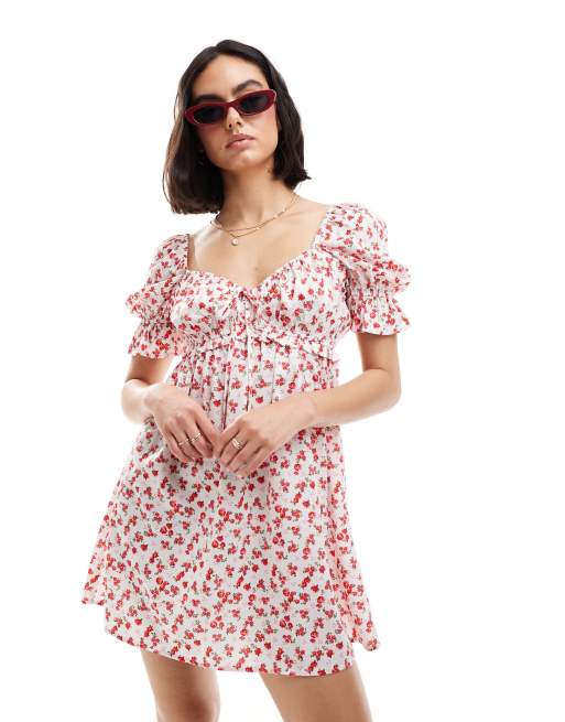 Wednesday's Girl – Minikleid in Weiß mit Blümchenmuster in Rot, Puffärmeln und Bindeband vorn