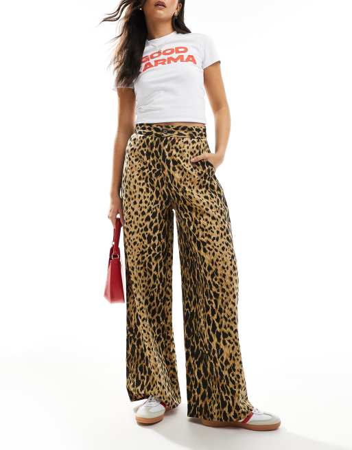 Wednesday's Girl - Pantaloni a fondo ampio in twill color cuoio con stampa leopardata