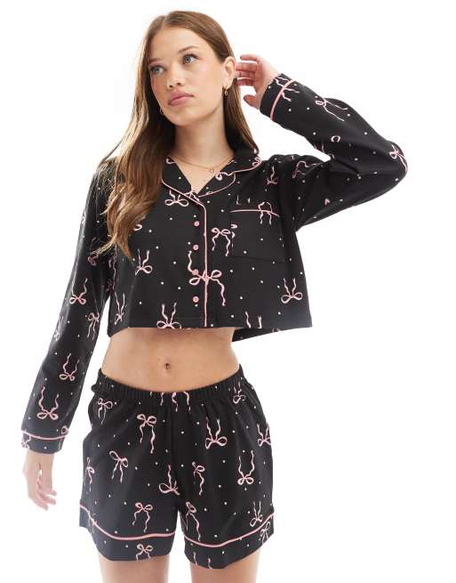 Wednesday's Girl - Pigiama con camicia a maniche lunghe e pantaloncini nero e rosa con stampa di fiocchi