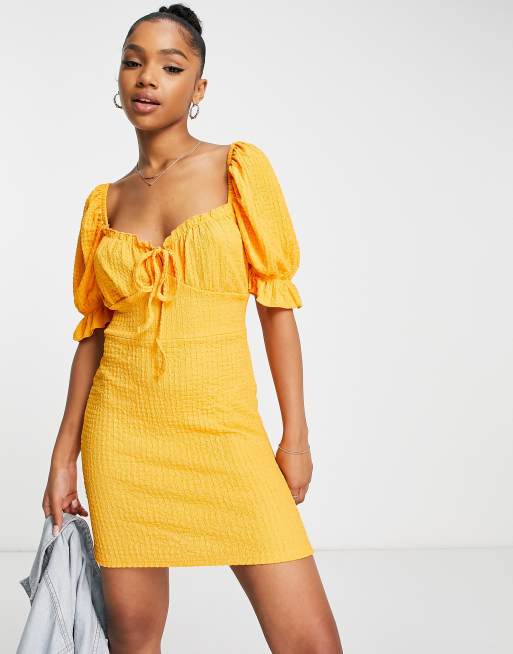Wednesday's Girl – Pomarańczowa fakturowana sukienka mini z wiązaniem i bufkami