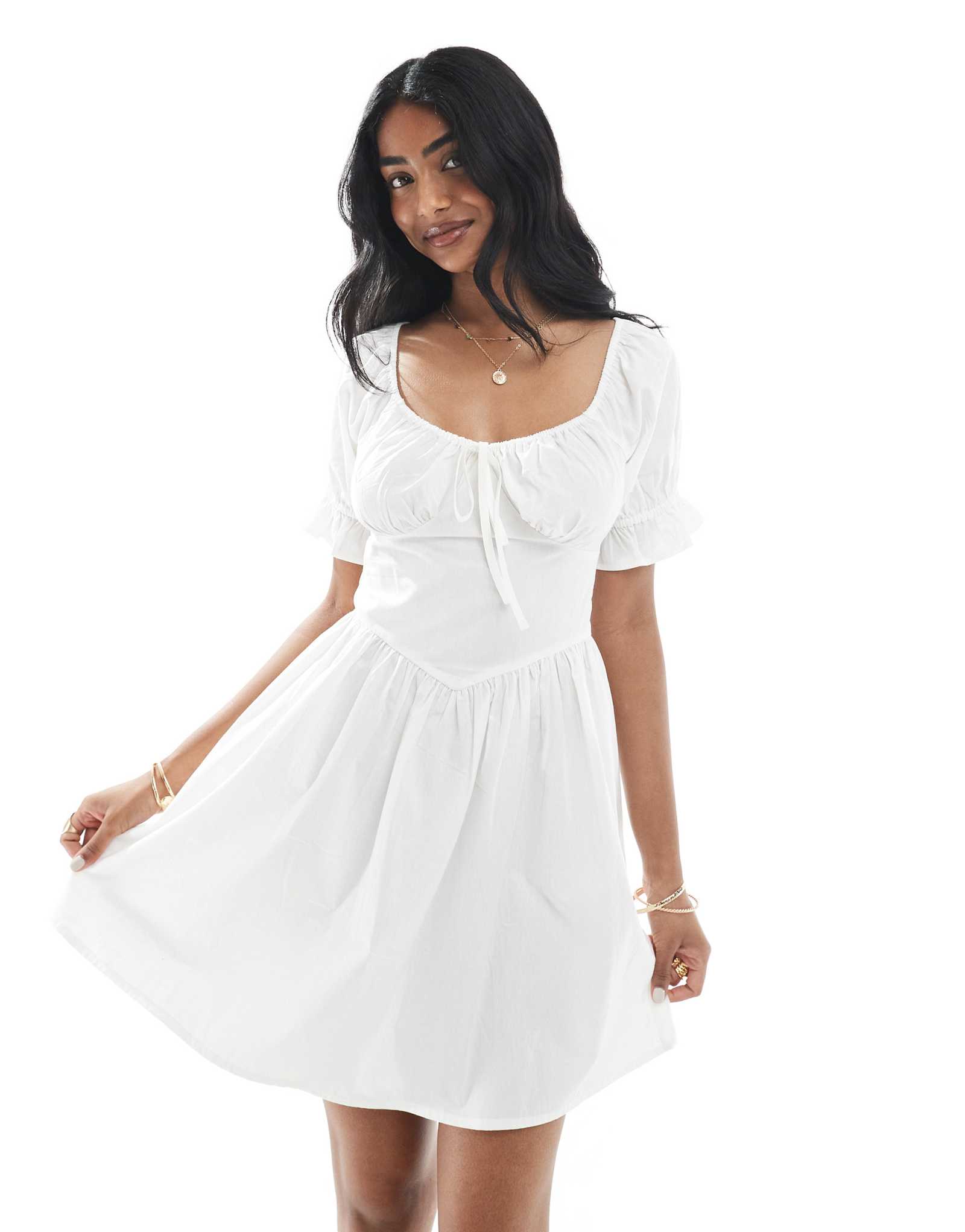 Белое мини-платье с пышными рукавами для девочек в среду 