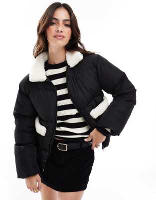 Wednesday's Girl - Pufferjacke in Schwarz mit eckigem Kragen und Tasche aus Teddyfell in Creme