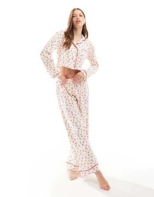 Wednesday's Girl - Pyjamaset met strikjesprint en lange mouwen in crème en rood