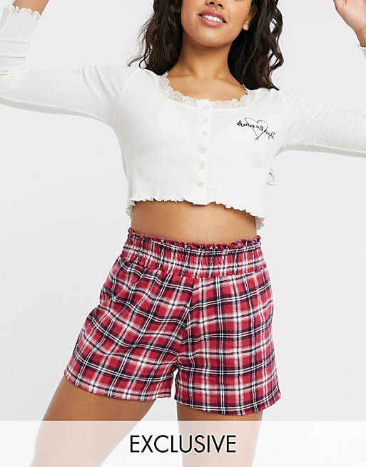 Wednesday's Girl - Pyjamassæt med ribstrikket top med lange ærmer og ternede shorts