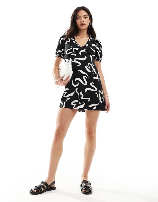 Wednesday's Girl - Robe courte à manches courtes et col en V à imprimé tourbillons - Noir et blanc