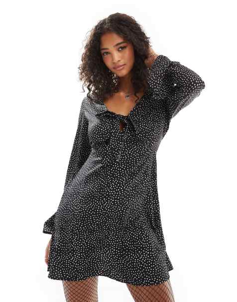 Wednesday's Girl - Robe courte à micro pois avec manches évasées - Noir - view 1
