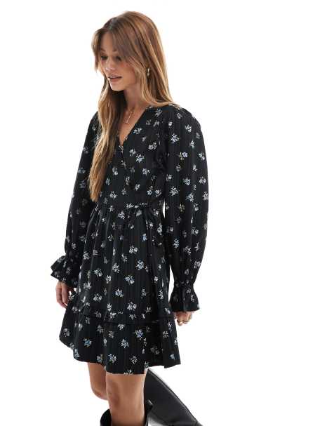 Wednesday's Girl - Robe courte texturée à col V et petites fleurs - Noir - view 1