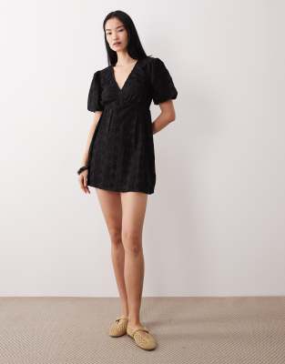 Wednesday's Girl - Robe portefeuille courte à manches courtes - Noir
