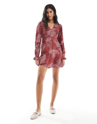 Wednesday's Girl - Rosa gepunktetes Minikleid in Burgunderrot mit V-Ausschnitt