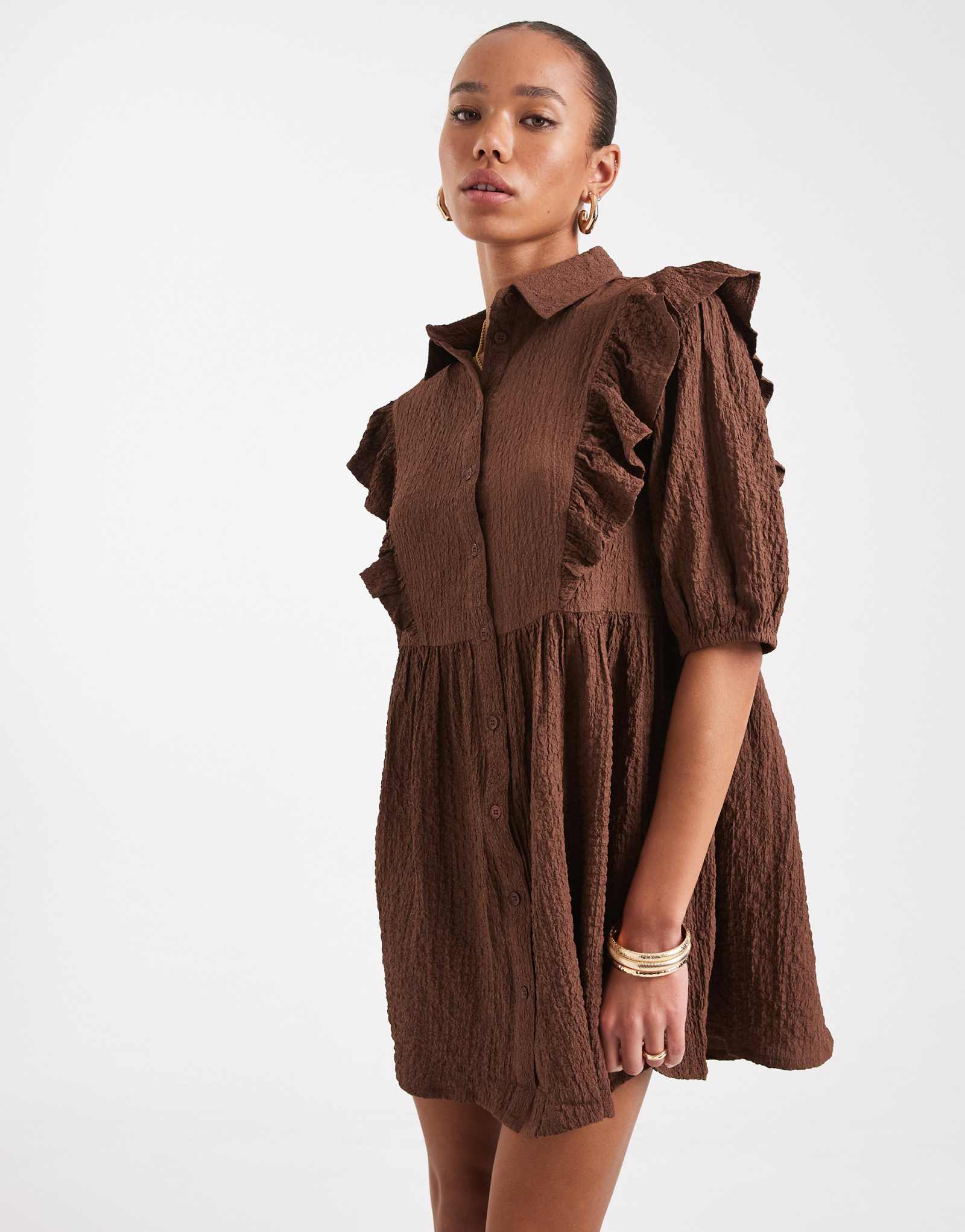Коричневое мини-платье-халат с оборками для девочек в среду