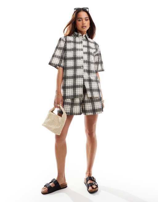 Wednesday's Girl - Ruimvallende geruite short met gestrikte taille en linnenlook in beige
