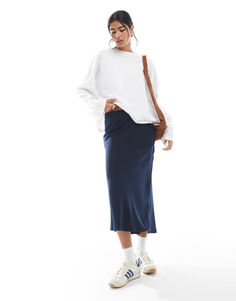 Wednesday's Girl - Schuingesneden satijnen midi rok in marineblauw - view 1