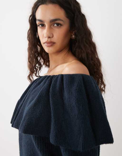 Wednesday's Girl – Schulterfreier Pullover in Marineblau mit Rüschen, 3 von 4