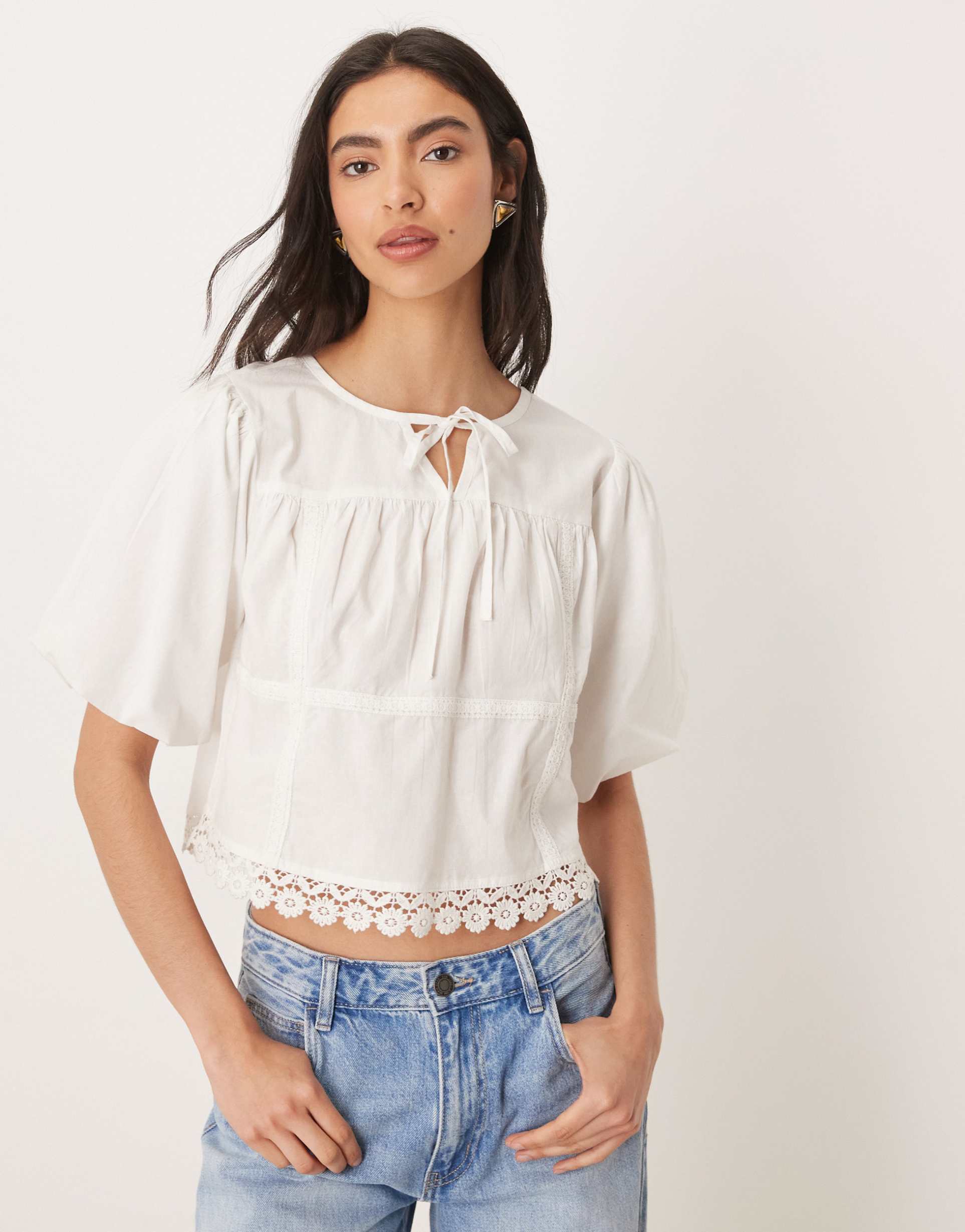 wednesday's girl short sleeve lace detailed top in white
