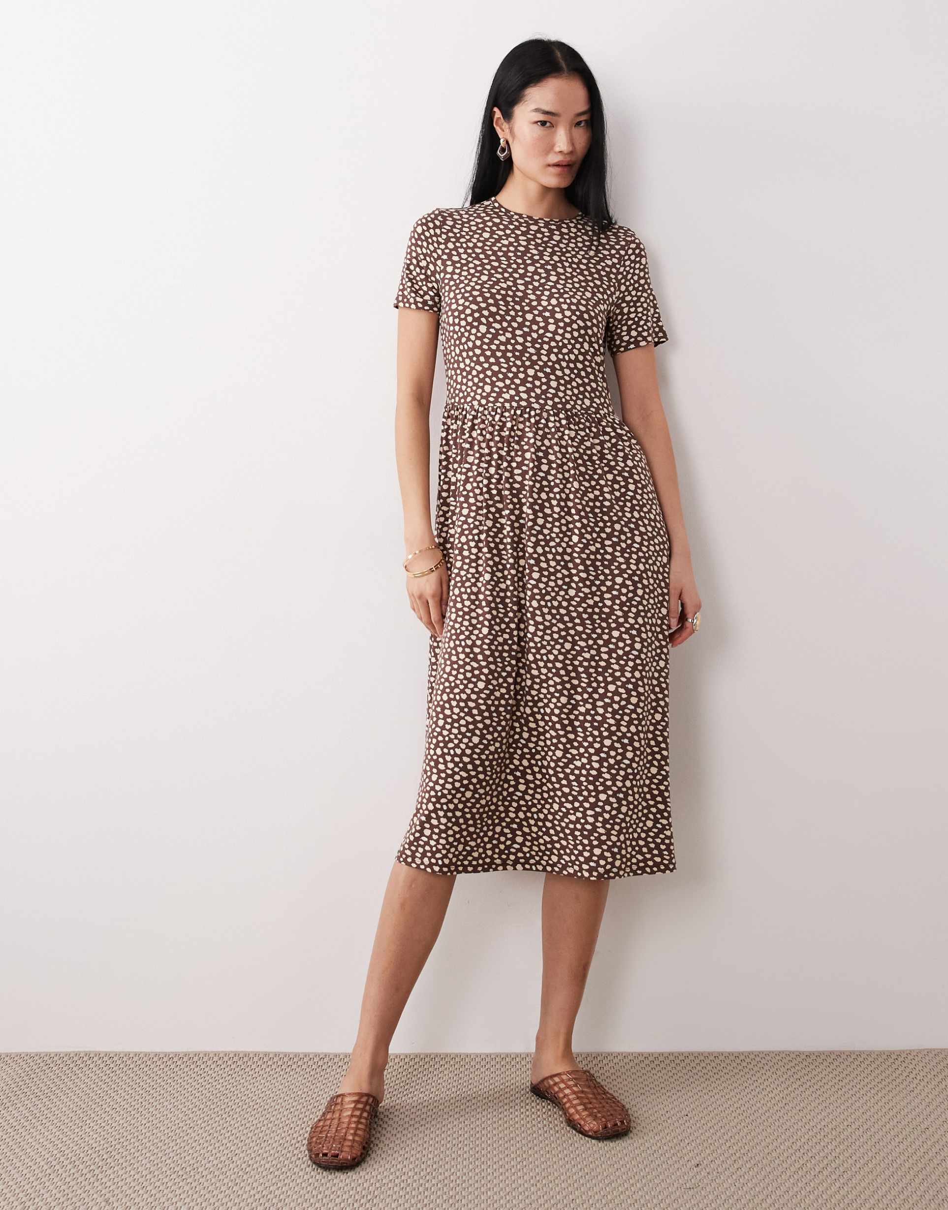 wednesday's girl short sleeve smudged dot print midi dress in brown