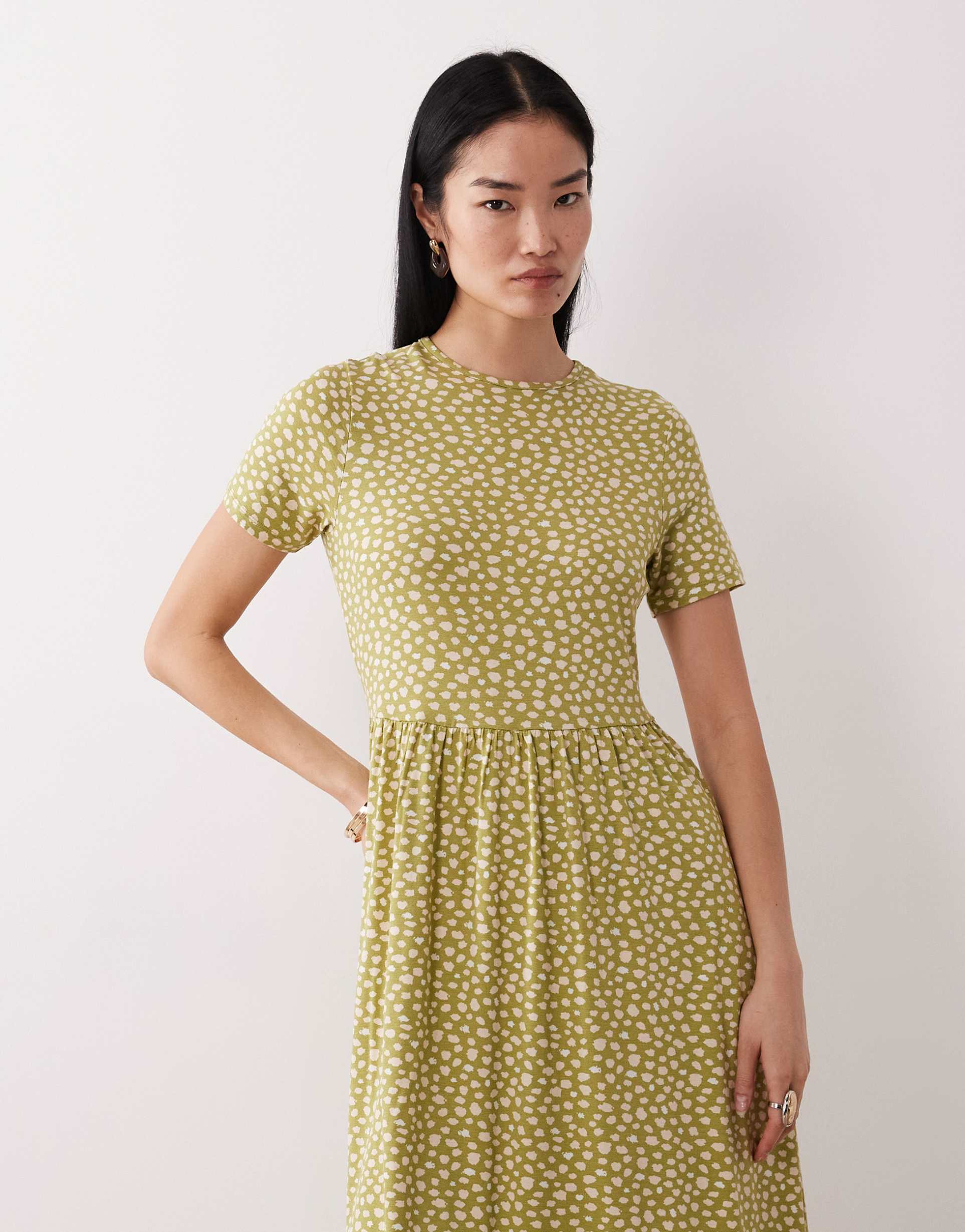 wednesday's girl short sleeve smudged dot print midi dress in green