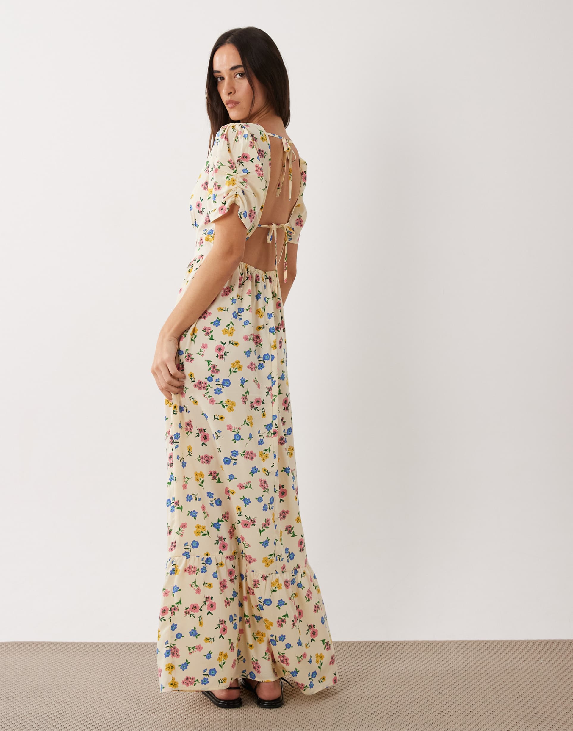 wednesday's girl short sleeve tie detail floaty maxi dress in beige floral